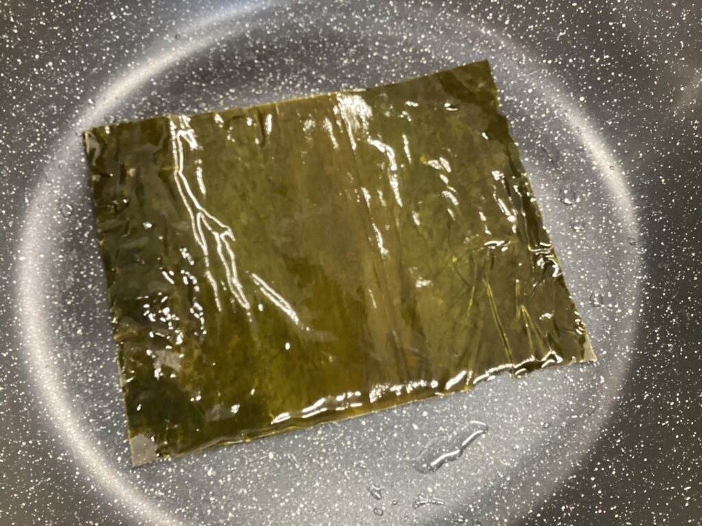 昆布をフライパンに敷いてお酒を降ったところ